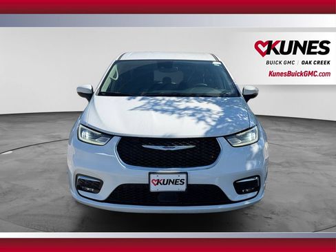Used 2023 Chrysler Pacifica Touring-L FWD image 2
