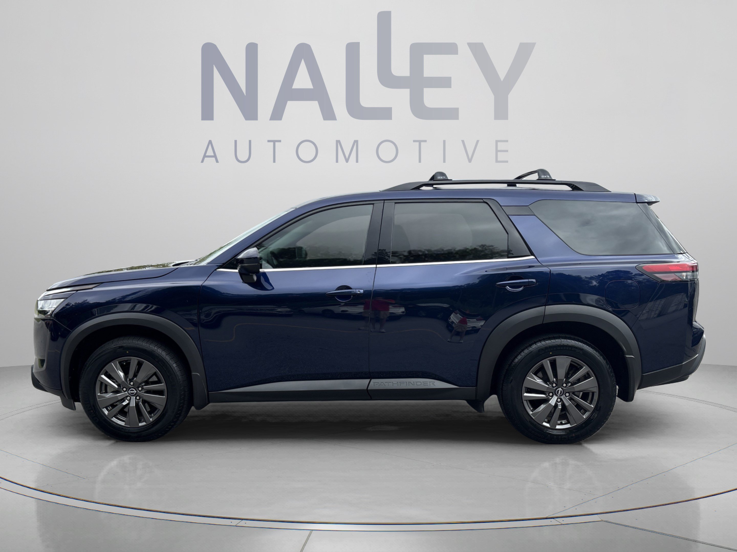 Used 2022 Nissan Pathfinder SV FWD image 2