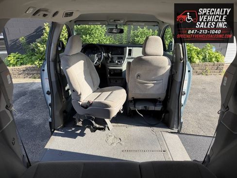Used 2015 Toyota Sienna LE FWD image 22