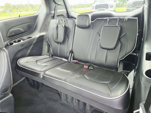 Used 2025 Chrysler Pacifica Limited FWD image 15
