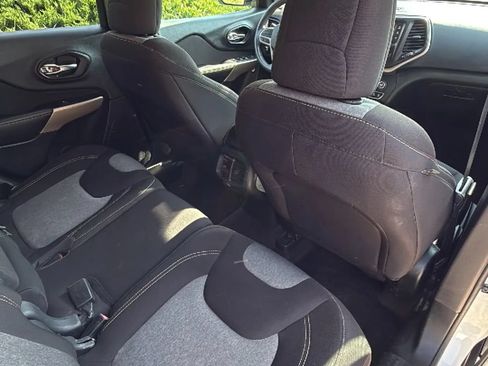 Used 2018 Jeep Cherokee Latitude w/ Safety Group AWD/4WD image 32