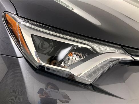 Used 2018 Toyota RAV4 XLE AWD/4WD image 28