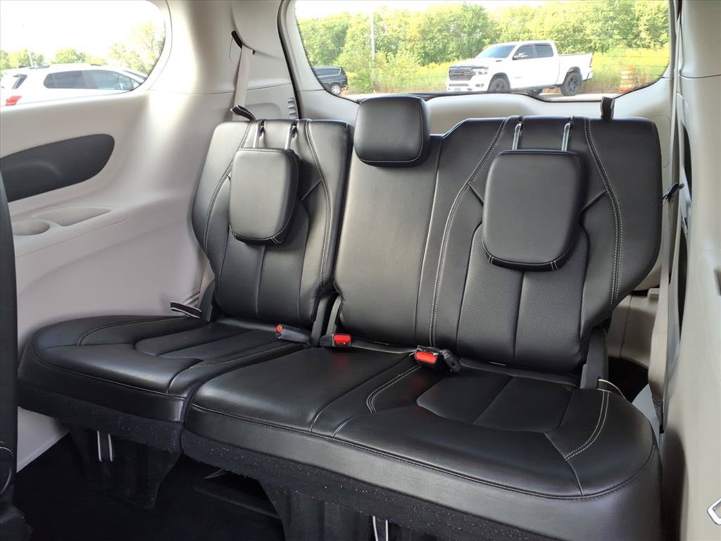 Used 2023 Chrysler Pacifica Touring-L FWD image 25