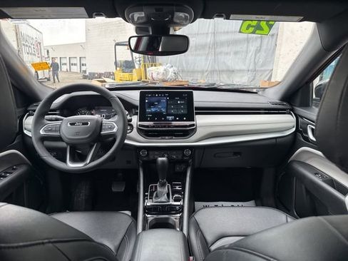 Used 2025 Jeep Compass Limited image 25