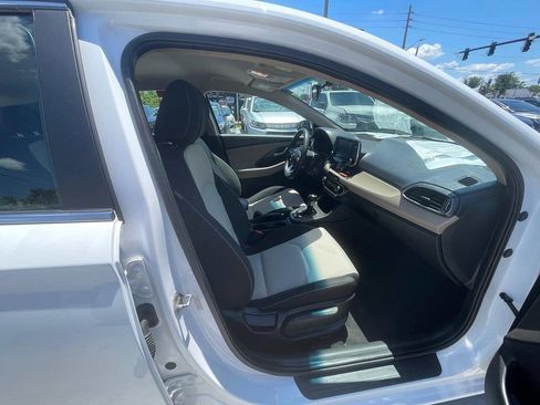 Used 2019 Hyundai Elantra GT FWD image 15