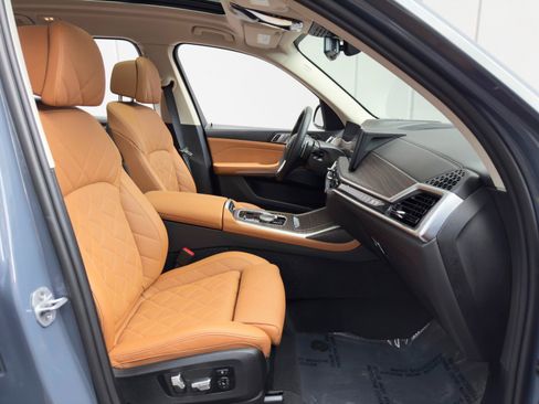 Used 2023 BMW X7 xDrive40i w/ Climate Comfort Package image 16