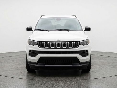 Used 2025 Jeep Compass Latitude AWD/4WD image 2