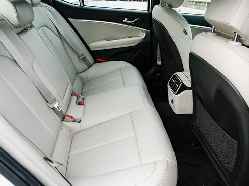 Used 2025 Genesis G70 2.5T image 17