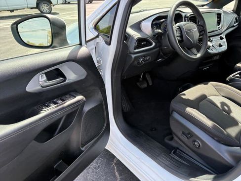 Used 2023 Chrysler Pacifica Touring FWD image 19