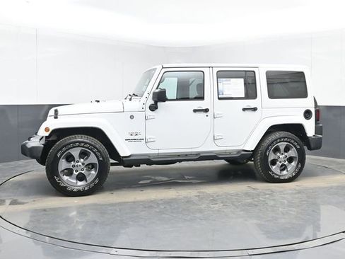 Used 2017 Jeep Wrangler Unlimited Sahara w/ Connectivity Group AWD/4WD image 6