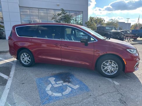 New 2026 Chrysler Pacifica Select image 38