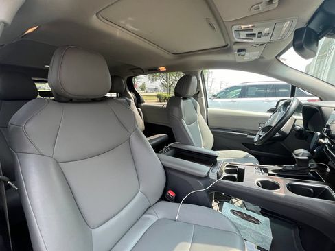 Used 2023 Toyota Sienna XLE FWD image 6