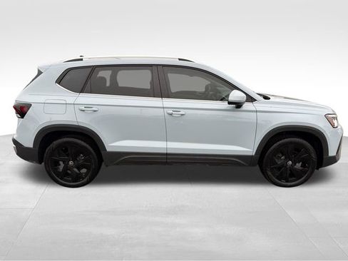 Used 2025 Volkswagen Taos SE FWD image 8