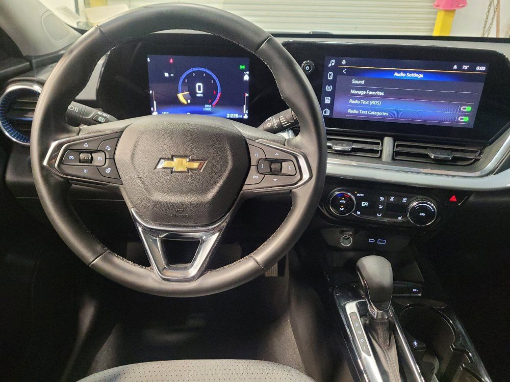 Used 2025 Chevrolet Trax LT w/ LT Convenience Package FWD image 22