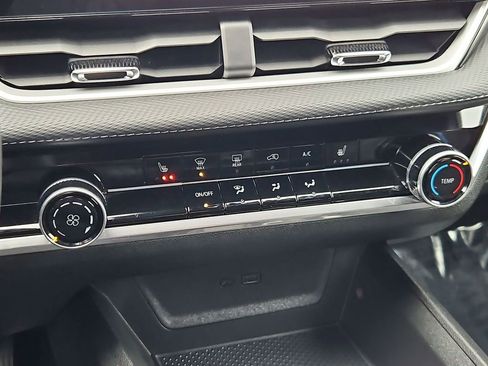 Certified 2025 Chevrolet Equinox LT image 33