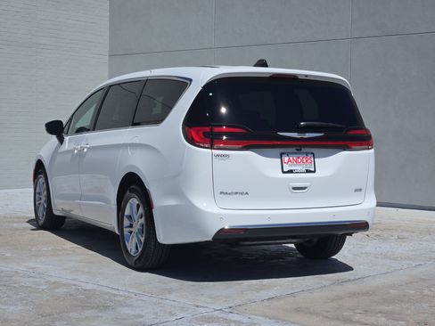 New 2026 Chrysler Pacifica Select image 3