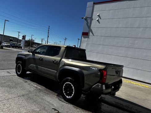 Used 2026 Toyota Tacoma TRD Off-Road AWD/4WD image 3