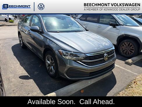Used 2024 Volkswagen Jetta SE w/ Panoramic Sunroof Package FWD image 2