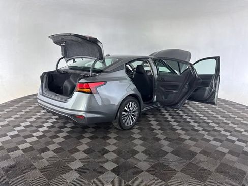 Used 2025 Nissan Altima 2.5 SV FWD image 18