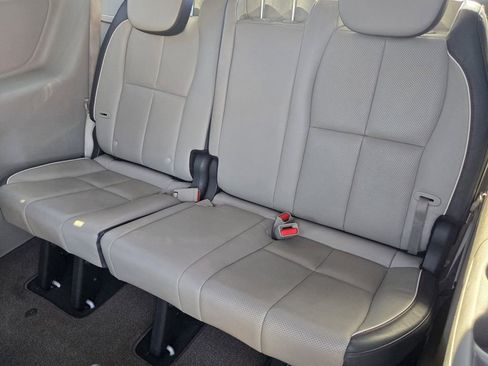 Used 2017 Kia Sedona LX w/ LX Essentials Premium Package image 29