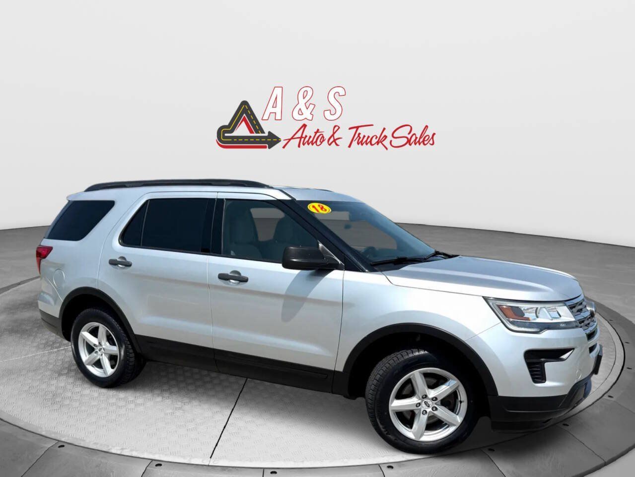 Used 2018 Ford Explorer 4WD w/ Class II Trailer Tow Package image 1