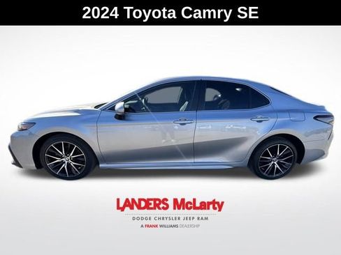 Used 2024 Toyota Camry SE image 3