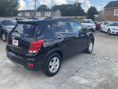 Used 2019 Chevrolet Trax LT w/ LT Convenience Package FWD image 3