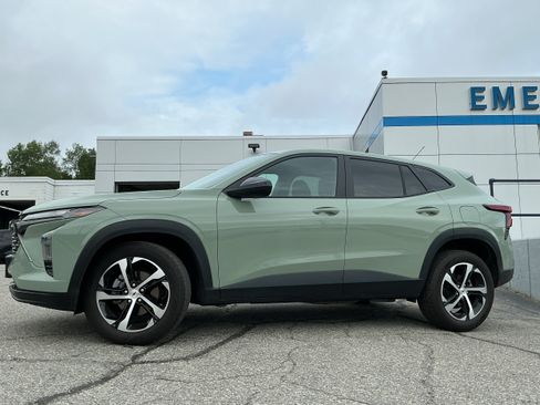 Certified 2024 Chevrolet Trax RS FWD image 2