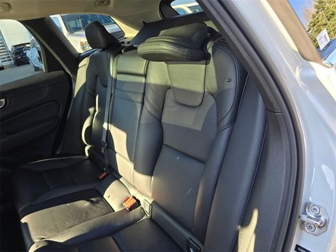 Used 2021 Volvo XC60 T5 Momentum w/ Advanced Package image 17