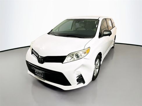 Used 2018 Toyota Sienna L image 3