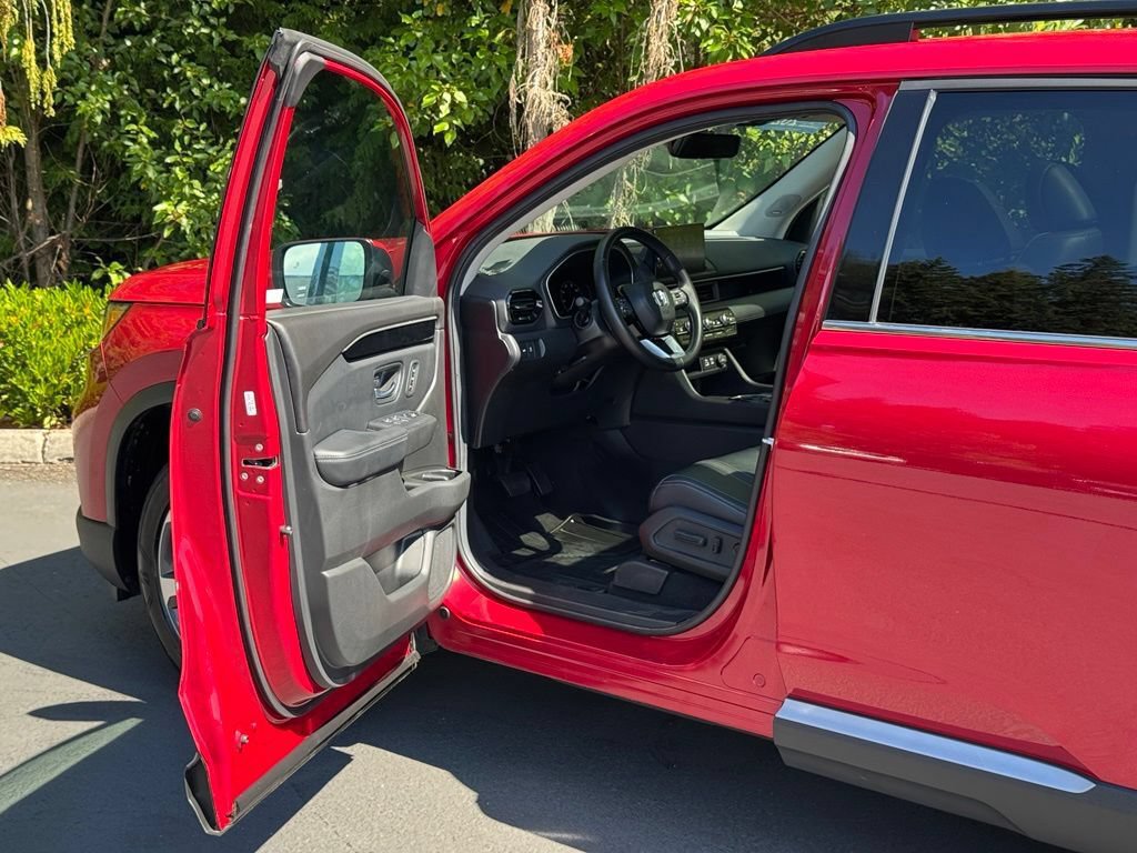 Certified 2025 Honda Pilot Touring image 7