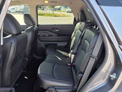 Used 2025 Nissan Pathfinder SL AWD/4WD image 16