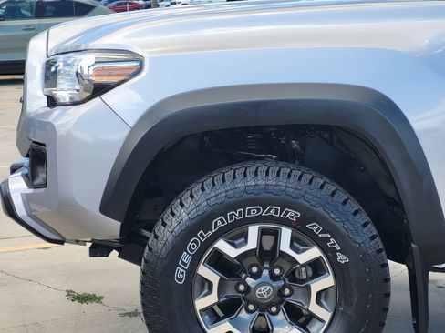 Certified 2017 Toyota Tacoma TRD Off-Road AWD/4WD image 7