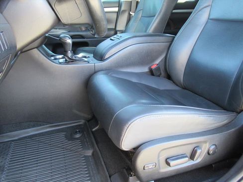 Used 2019 Toyota Highlander XLE image 15