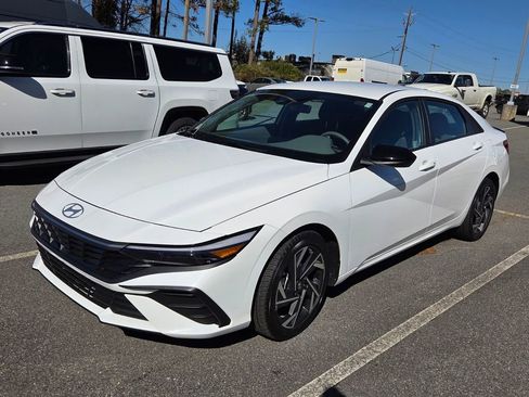 Used 2025 Hyundai Elantra Sport image 3