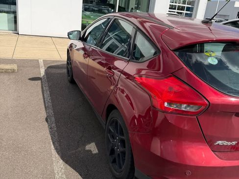 Used 2016 Ford Focus SE w/ Equipment Group 201A FWD image 2