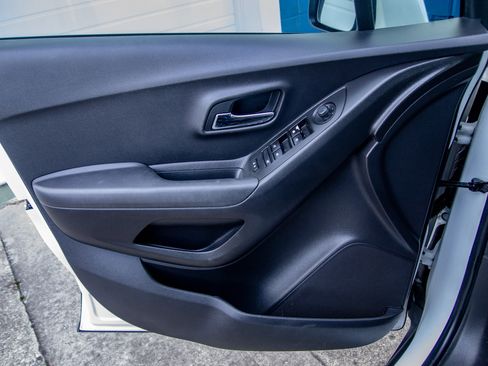 Used 2020 Chevrolet Trax LS image 11