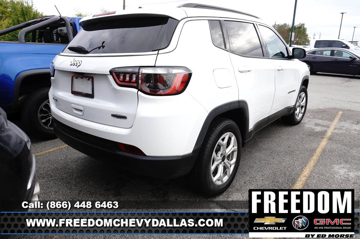Used 2025 Jeep Compass Latitude w/ Sun & Sound Group AWD/4WD image 4