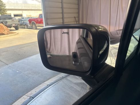 Used 2017 Jeep Renegade Latitude w/ Popular Equipment Group image 18