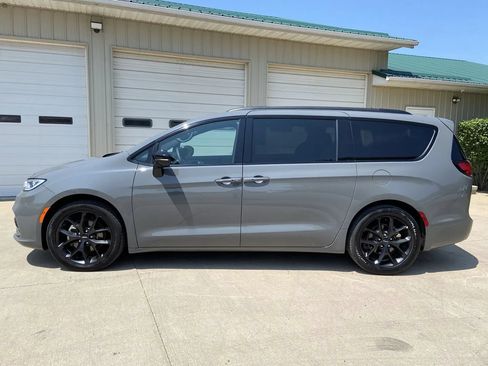Used 2025 Chrysler Pacifica Limited FWD image 4