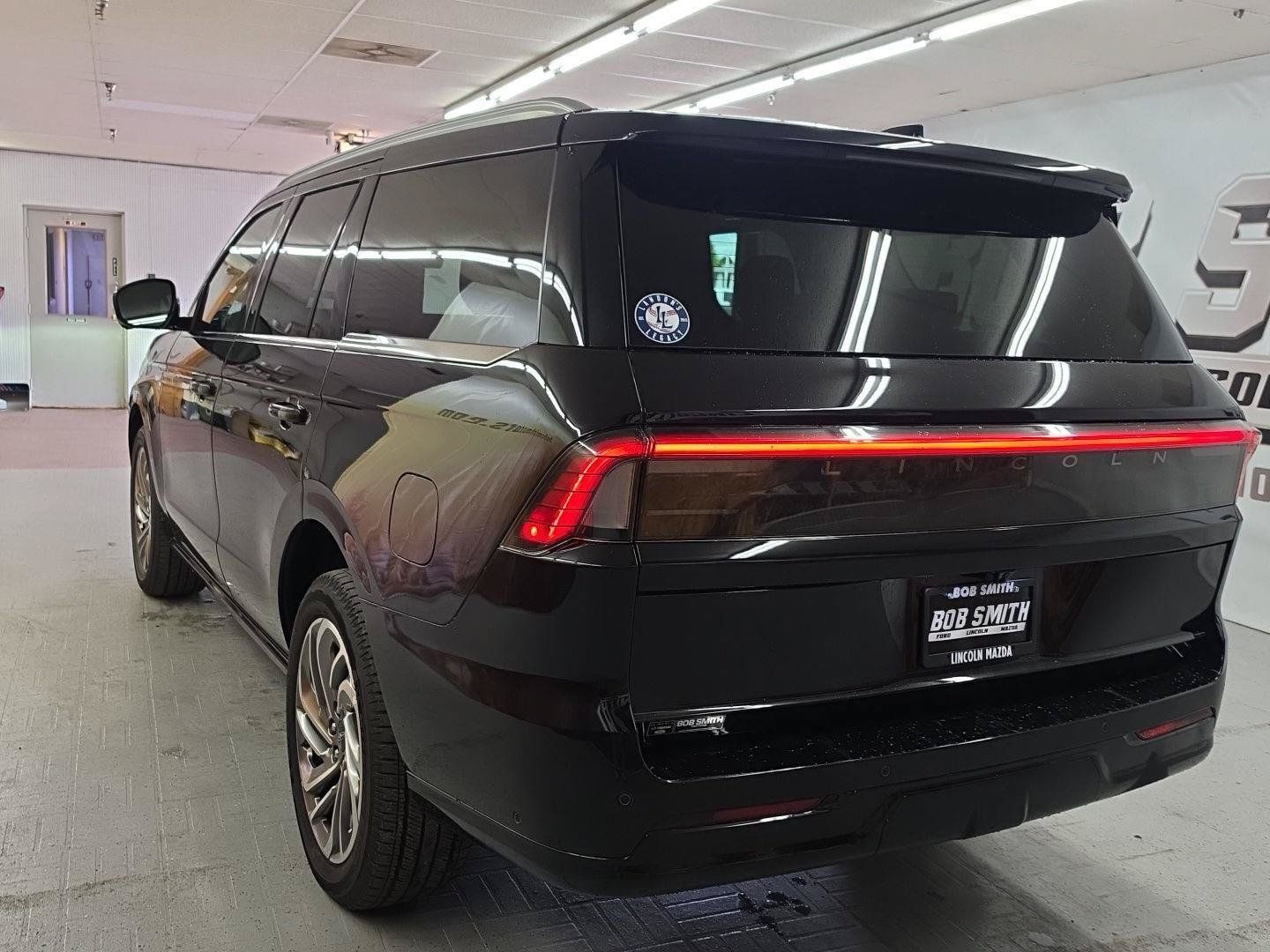 Certified 2025 Lincoln Navigator Reserve AWD/4WD image 19