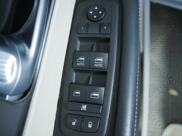 Used 2024 Chrysler Pacifica Touring-L FWD image 22