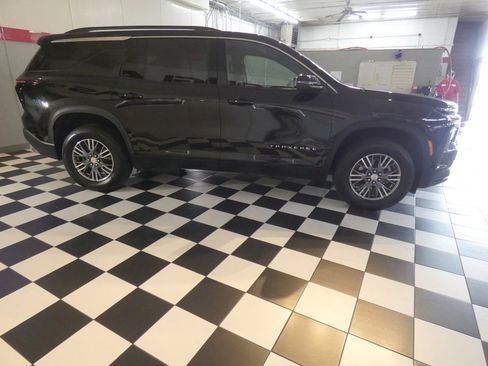 Used 2025 Chevrolet Traverse LT image 4