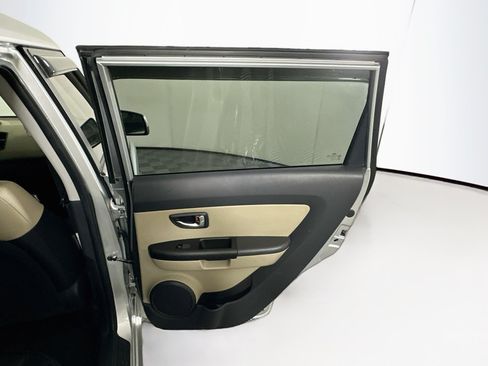 Used 2013 Kia Soul ! w/ Premium Pkg FWD image 29