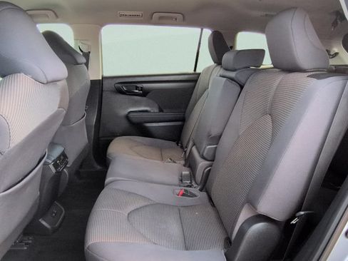 Used 2023 Toyota Highlander LE FWD image 10