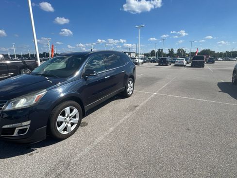 Used 2016 Chevrolet Traverse LT w/ Style and Technology Package FWD image 3