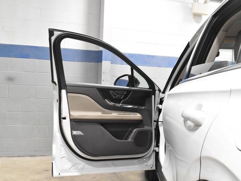 Used 2021 Lincoln Corsair FWD image 9