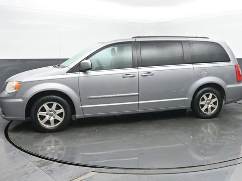 Used 2013 Chrysler Town & Country Touring image 2