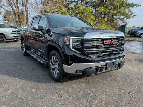 Used 2023 GMC Sierra 1500 SLT w/ SLT Premium Package AWD/4WD image 4