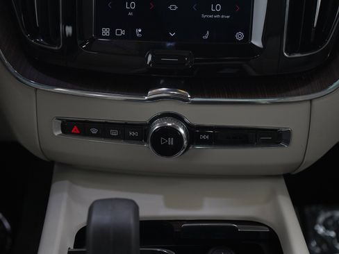 Used 2022 Volvo XC60 B5 Momentum w/ Climate Package AWD/4WD image 20
